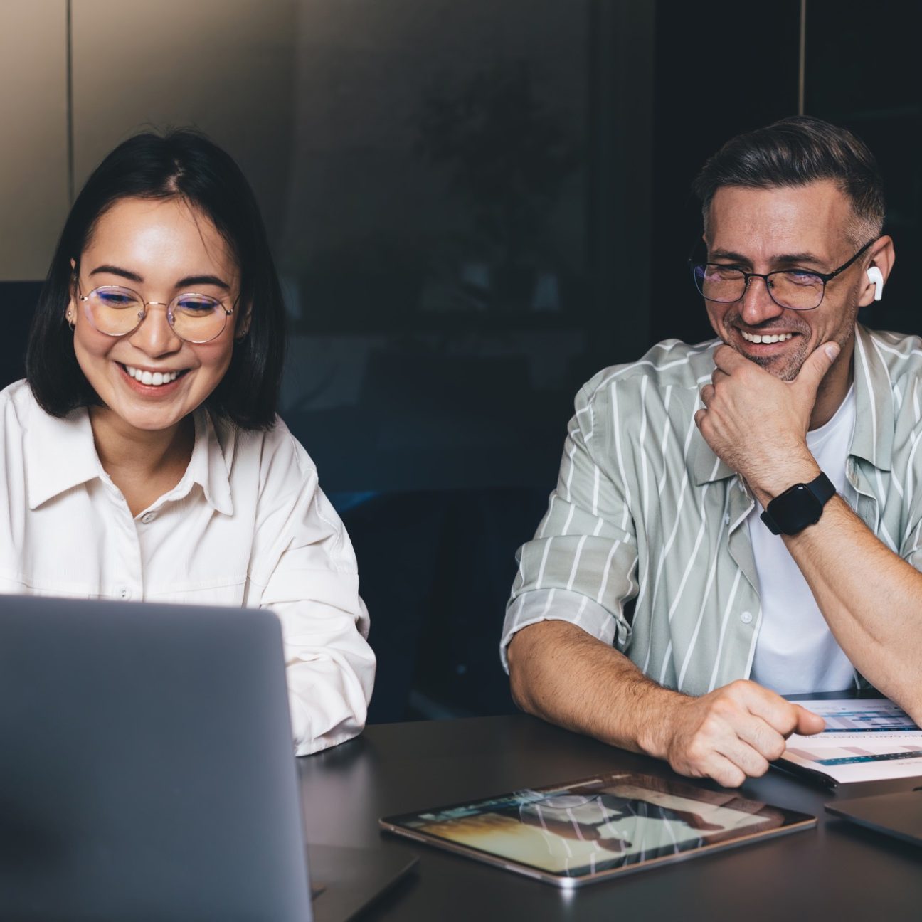 Business Mann und Frau vor MacBook